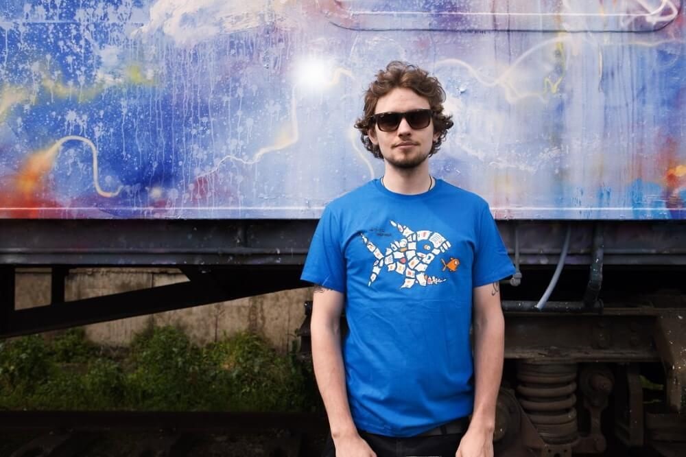 PLASTIC FISH – T-shirt BLUE canapa e cotone – THTC - immagine 3